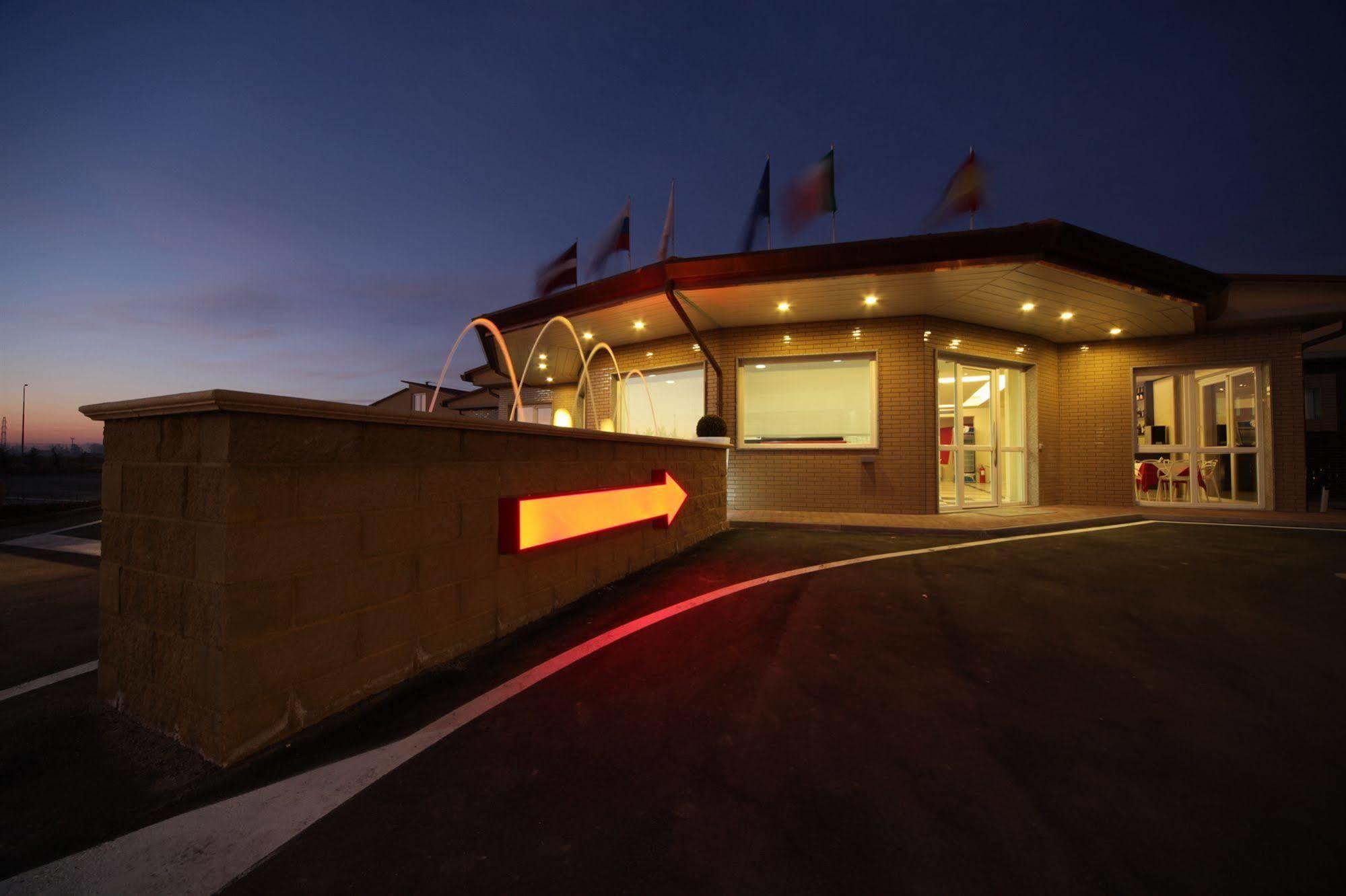 Motel Autosole Vip Castelnuovo Scrivia Bagian luar foto